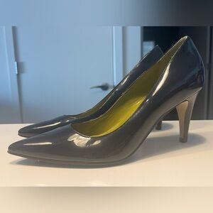 Cole Hahn Navy NikeAir Patent Leather pumps with wood grain heel- 8B